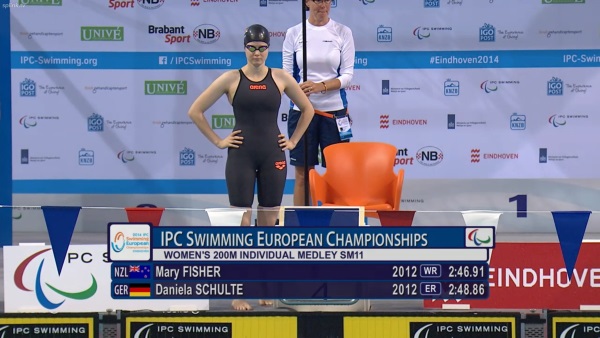 Ich im Wettkampfanzug mit ARENA Schriftzug (passenderweise in ORANJE) vor dem Start ueber 200m Lagen.