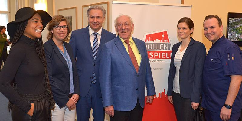 Bei der Unterzeichnung der Berlin Charta (von links) LARY, Natascha Keller, Klaus Wowereit, Dieter Hallervorden, ich selbst und Tim Raue. Foto: Thomas Platow, Landesarchiv Berlin
