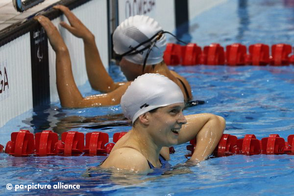 epa03388370 Daniela Schulte of Germany celebrates after winning the gold medal in the women's 400m Freestyle S11 final of the swimming competitions at the Aquatics Center during the London 2012 Paralympic Games in London, Britain, 07 September 2012. EPA/TAL COHEN