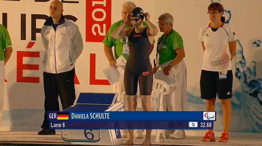 Ich richte meine Schwimmbrille und Badekappe kurz vor dem Start. Neben mir die Bundestrainerin Ute Schinkitz.