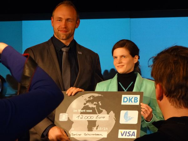 Robert &uuml;berreicht mir den symbolischen, &uuml;berdimensionalen Scheck &uuml;ber 12.000 EUR in Vertretung f&uuml;r das gesamte Berliner Schwimmteam