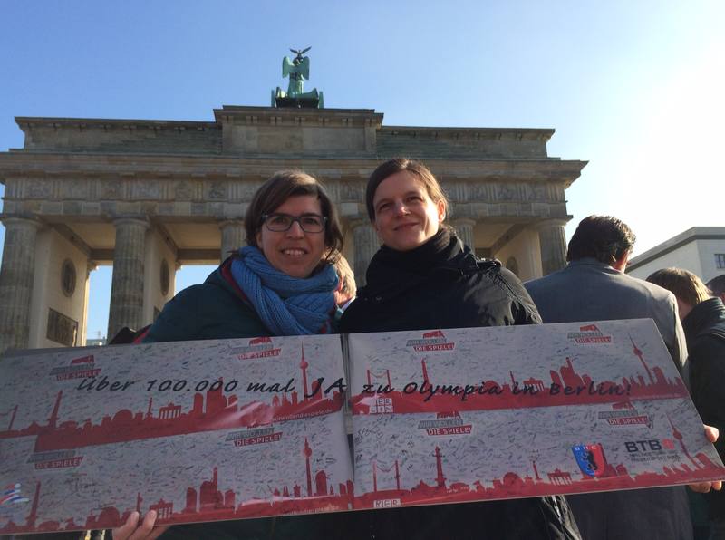 Natascha Keller und ich bei der Unterschriftenaktion vor dem Brandenburge Tor
