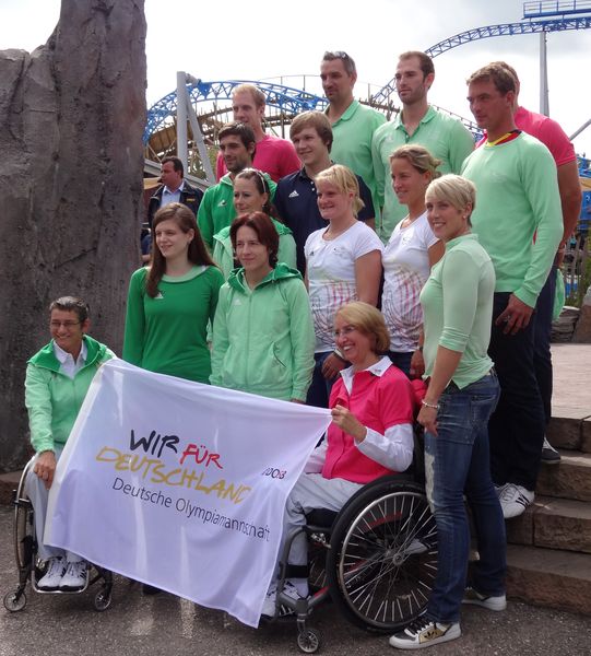 Bild der deutschen Medaillengewinner 2012 vor dem Hintergrund einer blauen Achterbahn