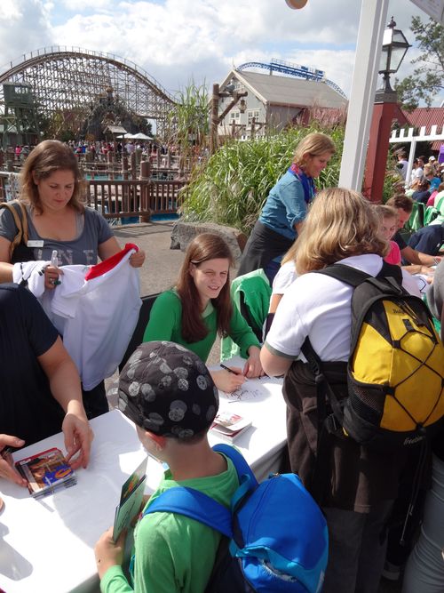 Ich beim flei&szlig;ig Autogramme schreiben w&auml;hrend der Welcome Party im Europa Park