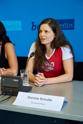 Ich bei der Pressekonferenz zur IDM 2016 im roten Arena T-Shirt