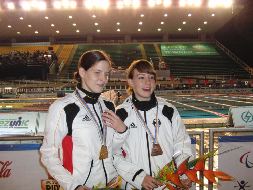 Maike und ich in Rio vor dem Freibecken :)