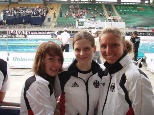 Maike links, Kirsten rechts und ich in der Mitte vor dem Freibecken in Rio