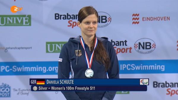 Ich bei der Medaillenzeremonie zu 100m Freistil, Vizeeuropameisterin 2014