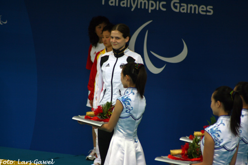 Daniela bei der Siegerehrung �ber 100m Freistil - by Lars Gawel