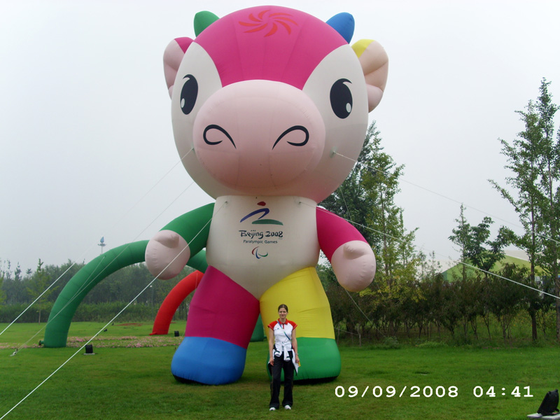 Daniela vor dem Maskottchen der Paralympischen Spiele 2008