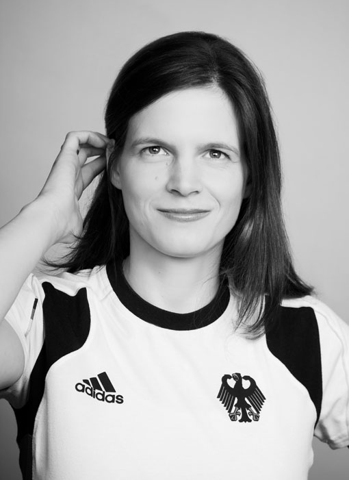 Schwarz/Wei� Portrait in einem wei�en T-Shirt der Nationalmannschaft. Ich bei dem Versuch mir eine widerspenstige Haarstr�hne hinters Ohr zu klemmen.