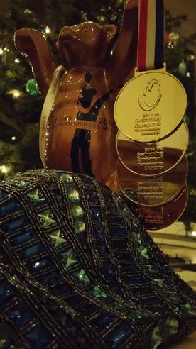 Fast alle Medaillen und Auszeichnungen vor dem heimischen Weihnachtsbaum versammelt.