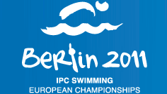 Logo der EM2011, wei&szlig;er stilisierter Schwimmer auf hellblauem Grund, darunter Berlin 2011, wobei das l von Berlin den Umriss des Fernsehturms darstellt.