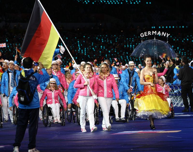 ..von Annett Juvier gef&uuml;hrt, trage ich die Deutsche Fahne ins Stadion. Foto von Ralf Otto.