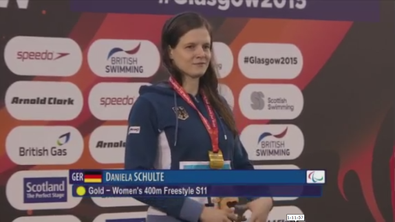 Ich mit meiner Goldmedaille und dem obligatorischen Kuscheltier.