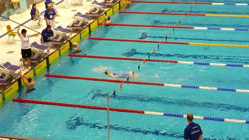Kurz vor dem Anschlagen beim 100m R&uuml;cken A-Finale. Die Bundestrainerin Ute Schinkitz am Tap-Stab, der mir das Ende der Bahn signalisiert hat.