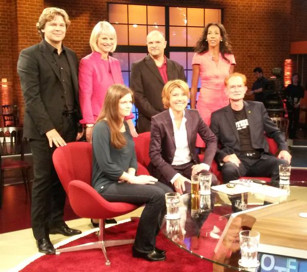 hinten links: Michael Steinbrecher, Gundula Gause, Georg Lehmacher,Jennifer Teege; vorne Links: ich, Bettina B&ouml;ttinger und Piet Klocke