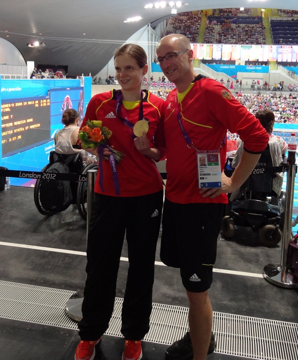 Mein Trainer Matthias Ulm und ich im Aquatics Centre posieren mit der Goldmedaille &uuml;ber 400m Freistil