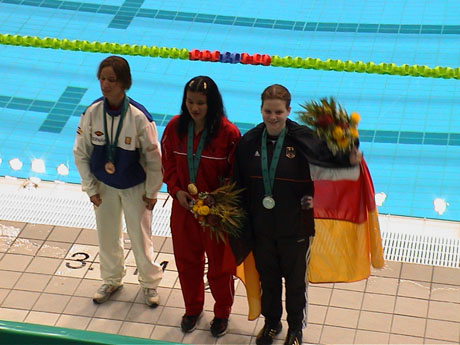 Daniela kurz nach der Siegerehrung bei den Paralympics 2000 in Sydney