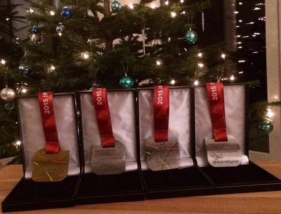WM Medaillien vor dem Weihnachtsbaum (1x Gold, 3x Silber)