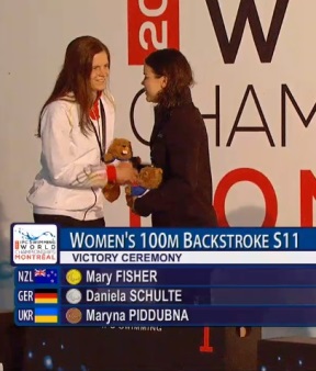 Ich gratuliere Mary bei der Siegerehrung 100m Ruecken. Im Becken schenken wir uns keinen Wimpernschlag, au&szlig;erhalb sind wir da viel freundlicher :)