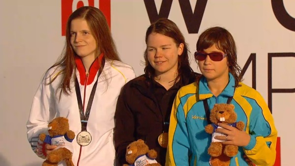 Medaillen Foto inkl. dem obligatorischen Kuscheltier Gold Mary (NZL), Silber ich und Bronze Maryna (UKR)